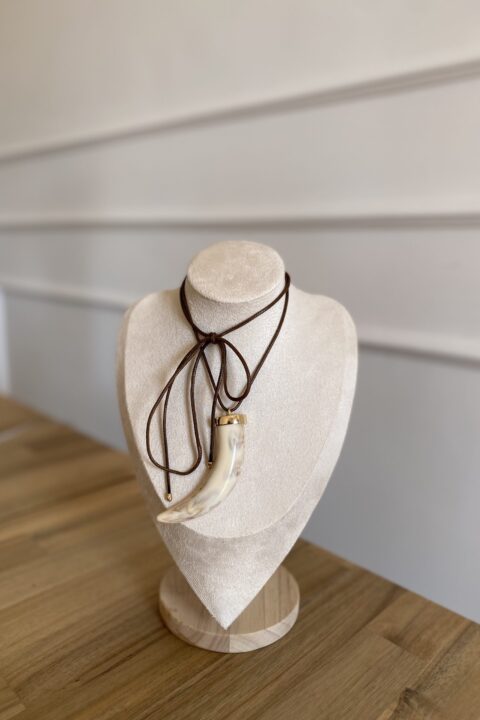 Collana laccio con corno pendente