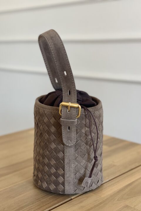 Bucket bag in pelle suede intrecciata